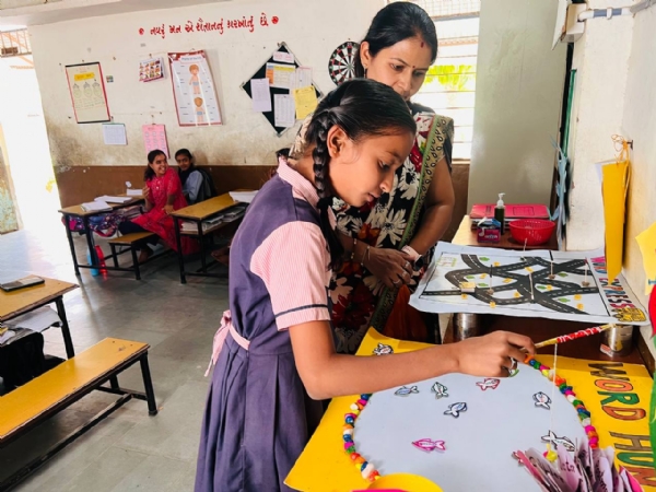 રમતગમતથી ભણતર અને શ્રેષ્ઠ શિક્ષકનો એવોર્ડ: આશાબેન સથવારાનો નવતર શિક્ષણ પ્રયોગ રમતગમતથી ભણતર અને શ્રેષ્ઠ શિક્ષકનો એવોર્ડ: આશાબેન સથવારાનો નવતર શિક્ષણ પ્રયોગ