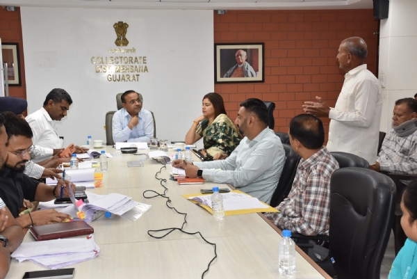 જિલ્લા સ્વાગત કાર્યક્રમમાં 70 ફરિયાદોની સાંભળણી: કલેક્ટર એસ.કે. પ્રજાપતિની તાત્કાલિક ઉકેલ માટે સૂચનાઓ જિલ્લા સ્વાગત કાર્યક્રમમાં 70 ફરિયાદોની સાંભળણી: કલેક્ટર એસ.કે. પ્રજાપતિની તાત્કાલિક ઉકેલ માટે સૂચનાઓ