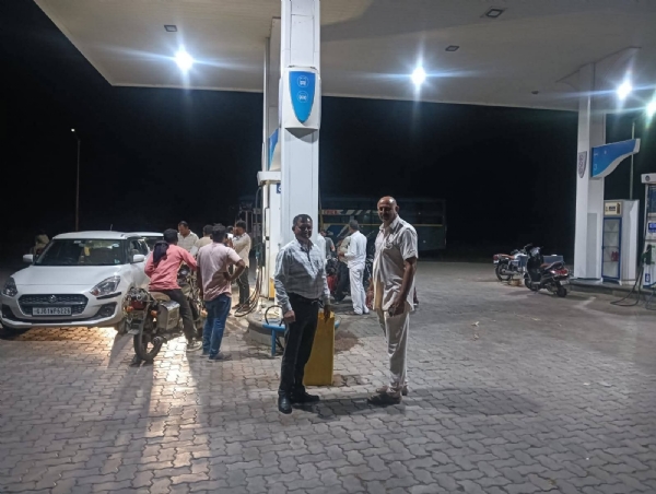 બોટાદની જનતા જોગ: જિલ્લામાં પેટ્રોલ-ડીઝલનો પૂરતો જથ્થો ઉપલબ્ધ, અફવાઓથી સાવચેત રહેવા અપીલ બોટાદની જનતા જોગ: જિલ્લામાં પેટ્રોલ-ડીઝલનો પૂરતો જથ્થો ઉપલબ્ધ, અફવાઓથી સાવચેત રહેવા અપીલ