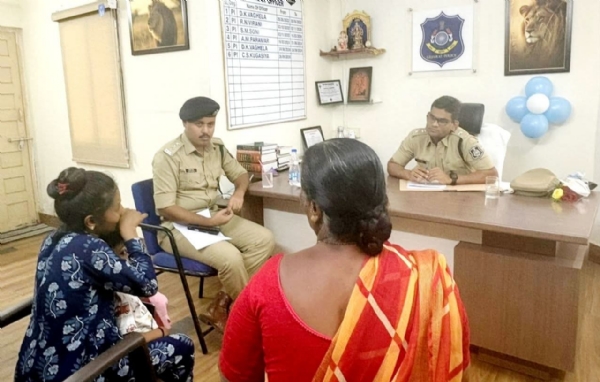 અમરેલી એસપી સંજય ખરાતનો સાવરકુંડલા પોલીસ સ્ટેશનમાં વાર્ષિક ઇન્સ્પેક્શન, 18 ફરિયાદીઓની અરજીઓ સાંભળી અમરેલી એસપી સંજય ખરાતનો સાવરકુંડલા પોલીસ સ્ટેશનમાં વાર્ષિક ઇન્સ્પેક્શન, 18 ફરિયાદીઓની અરજીઓ સાંભળી