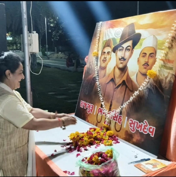 પોરબંદરમાં એક શામ શાહીદો કે નામ ક્રાયકર્મ યોજાયો. પોરબંદરમાં એક શામ શાહીદો કે નામ ક્રાયકર્મ યોજાયો.