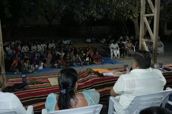 કલેક્ટર  એન.વી.ઉપાધ્યાયની અધ્યક્ષતામાં ઈણાજ ખાતે રાત્રીસભા