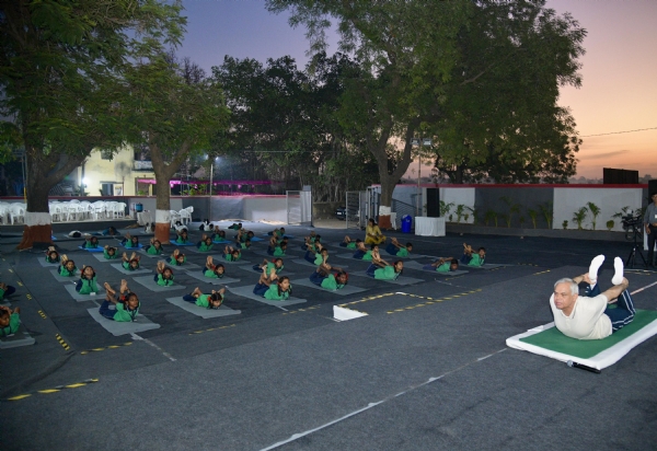 રાજ્યપાલ આચાર્ય દેવવ્રતએ વડોદ ગામની પ્રાથમિક શાળામાં સાદગીપૂર્ણ રાત્રિ વિશ્રામ કર્યો