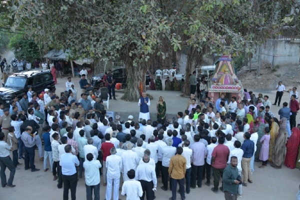 રાજ્યપાલ આચાર્ય દેવવ્રતની ઉપસ્થિતિમાં વડોદ ખાતે રાત્રી સભા યોજાઈ