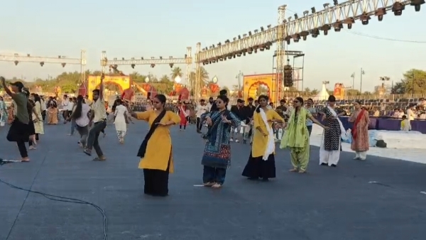 માધવપુરના મેળામાં નોર્થ-ઈસ્ટ અને ગુજરાતના ફ્યુઝન નૃત્યોની જામશે રંગત. માધવપુરના મેળામાં નોર્થ-ઈસ્ટ અને ગુજરાતના ફ્યુઝન નૃત્યોની જામશે રંગત.