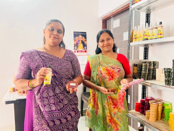 કમાણા ગામની મહિલાઓની અનોખી પહેલ: હર્બલ પ્રોડક્ટથી આત્મનિર્ભરતા તરફ પગલું કમાણા ગામની મહિલાઓની અનોખી પહેલ: હર્બલ પ્રોડક્ટથી આત્મનિર્ભરતા તરફ પગલું