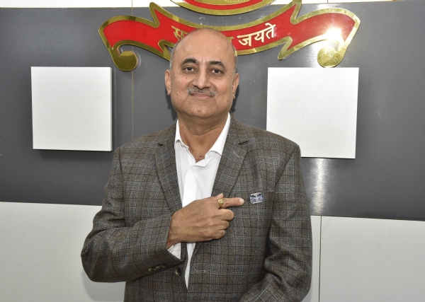 કલેકટર ને મેડલ