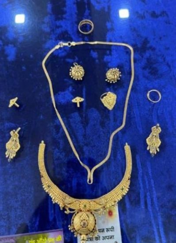 મહેસાણા બી-ડિવિઝન પોલીસની સરાહનીય કામગીરી: લાખો રૂપિયાનું માલમસાલો માલિકોને પરત મહેસાણા બી-ડિવિઝન પોલીસની સરાહનીય કામગીરી: લાખો રૂપિયાનું માલમસાલો માલિકોને પરત