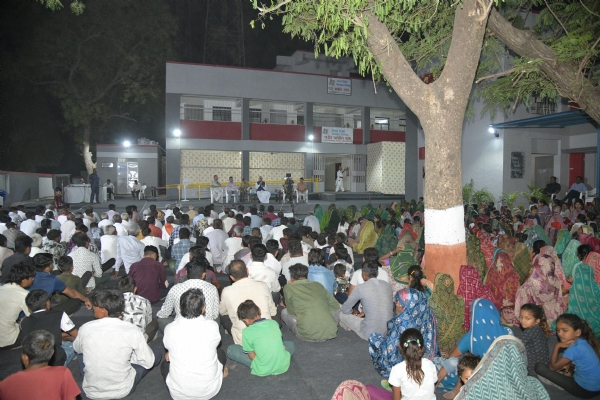 રાજ્યપાલ આચાર્ય દેવવ્રતની ઉપસ્થિતિમાં વડોદ ખાતે રાત્રી સભા યોજાઈ