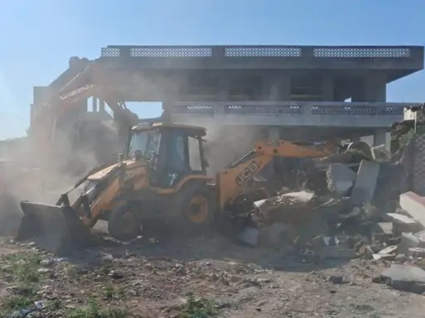 ગેરકાયદે બાંધકામનું ડીમોલેશન