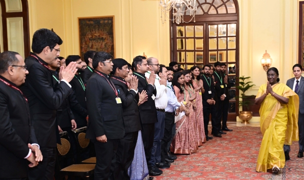 રાષ્ટ્રપતિએ સીપીઈએસ અને આઈઈએસ અધિકારીઓ સાથે મુલાકાત કરી