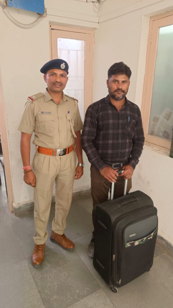 ખોવાયેલ બેગ મુળ માલિકને પરત અપાવતી ગીર સોમનાથ પોલીસ