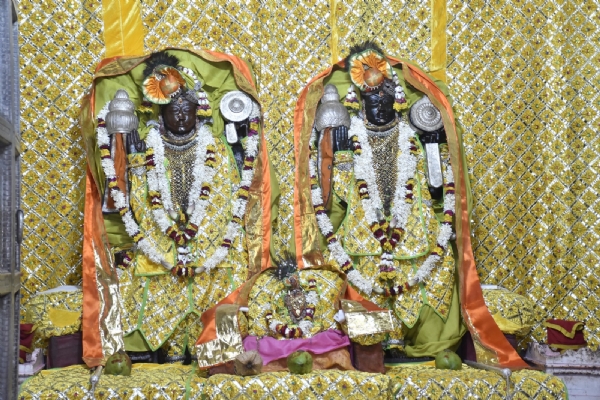 વન પર્યાવરણ મંત્રી અર્જુન મોઢવાડિયાએ માધવરાય મંદિર ખાતે દર્શન કરી ધન્યતા અનુભવી. વન પર્યાવરણ મંત્રી અર્જુન મોઢવાડિયાએ માધવરાય મંદિર ખાતે દર્શન કરી ધન્યતા અનુભવી.