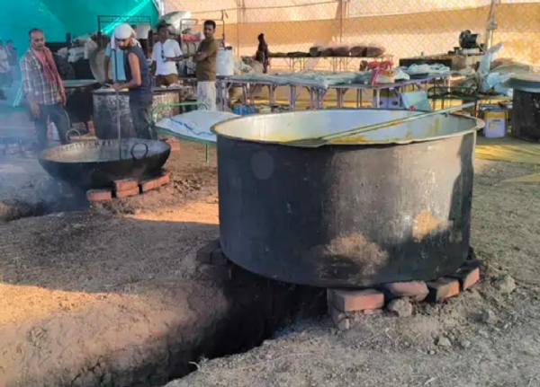 વિસનગરમાં પ્રાણ પ્રતિષ્ઠા મહોત્સવ: 20,000 શ્રદ્ધાળુઓ માટે દેશી ચૂલા પર મહાપ્રસાદ વિસનગરમાં પ્રાણ પ્રતિષ્ઠા મહોત્સવ: 20,000 શ્રદ્ધાળુઓ માટે દેશી ચૂલા પર મહાપ્રસાદ