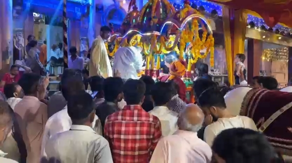 ભગવાનના લગ્ન પૂર્વે નિજ મંદિરેથી ભગવાનની વર્ણગી નીકળી.