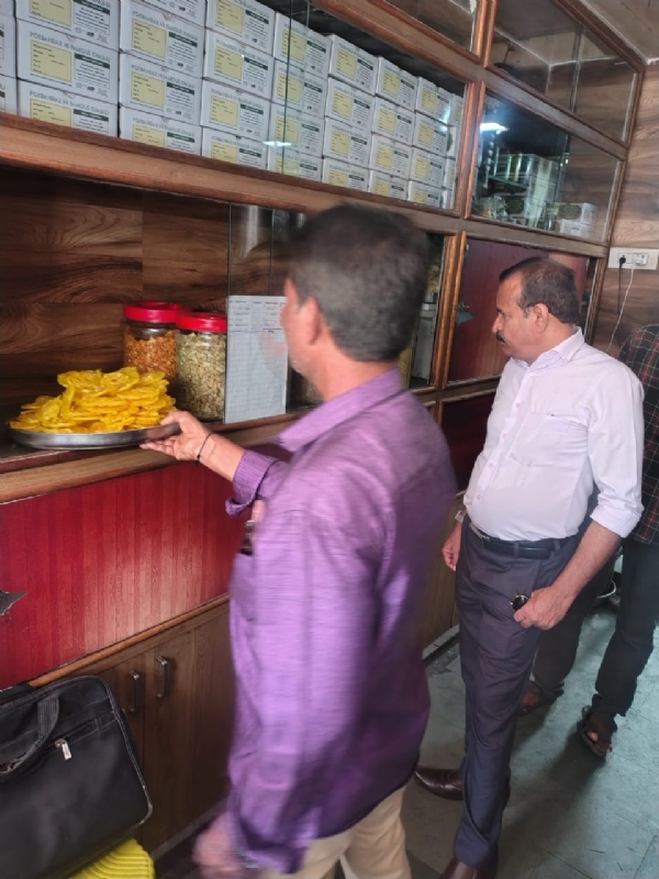 પોરબંદર મહાનગરપાલિકા દ્વારા ખાદ્ય સુરક્ષા ચકાસણી અભિયાન હાથ ધરાયું.