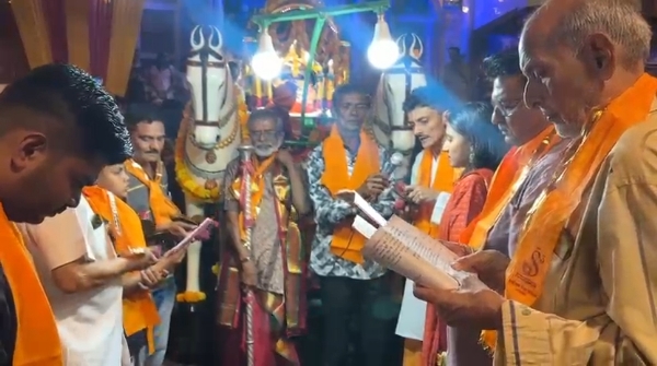 ભગવાનના લગ્ન પૂર્વે નિજ મંદિરેથી ભગવાનની વર્ણગી નીકળી.