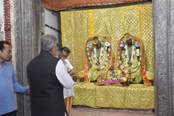 વન પર્યાવરણ મંત્રી અર્જુન મોઢવાડિયાએ માધવરાય મંદિર ખાતે દર્શન કરી ધન્યતા અનુભવી. વન પર્યાવરણ મંત્રી અર્જુન મોઢવાડિયાએ માધવરાય મંદિર ખાતે દર્શન કરી ધન્યતા અનુભવી.