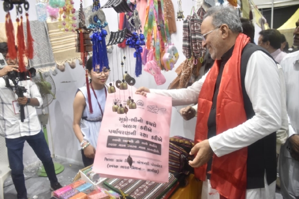માધવપુરના મેળામાં પ્લાસ્ટિક નો ઉપયોગ ન કરવા મંત્રીના હસ્તે કાપડની થેલીનું વિતરણ.