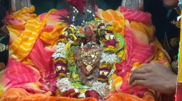 ભગવાનના લગ્ન પૂર્વે નિજ મંદિરેથી ભગવાનની વર્ણગી નીકળી.