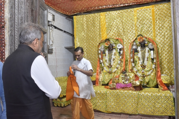 વન પર્યાવરણ મંત્રી અર્જુન મોઢવાડિયાએ માધવરાય મંદિર ખાતે દર્શન કરી ધન્યતા અનુભવી. વન પર્યાવરણ મંત્રી અર્જુન મોઢવાડિયાએ માધવરાય મંદિર ખાતે દર્શન કરી ધન્યતા અનુભવી.