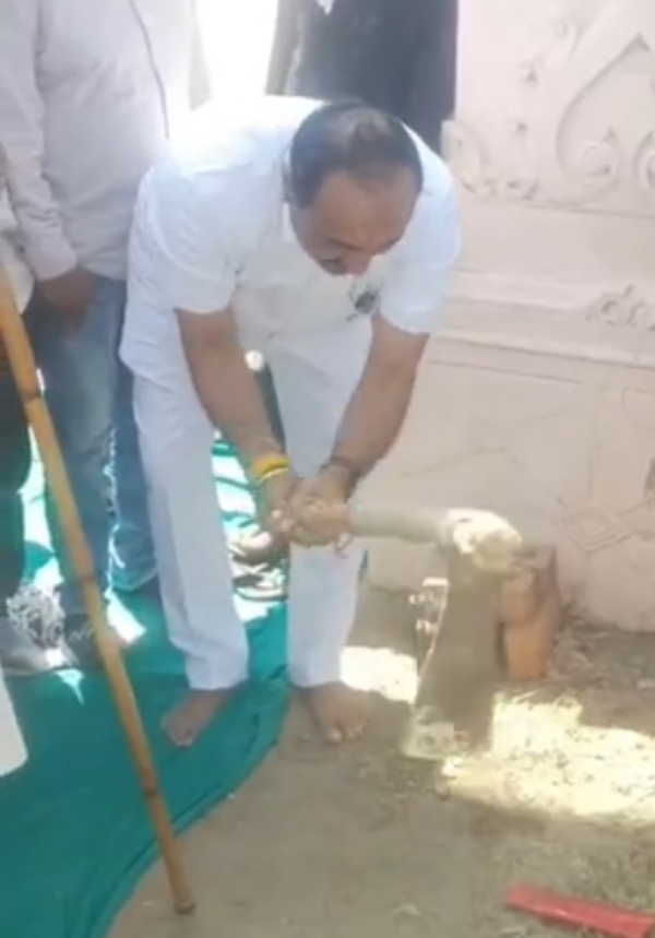 ચંદ્રુમાણા ગામે ₹75 લાખના ખર્ચે 400 મીટર લાંબા ગૌરવ પથનું ભૂમિપૂજન કરવામાં આવ્યું.