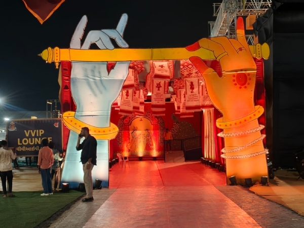 માધવપુર ઘેડ લોકમેળામાં ભગવાન શ્રી કૃષ્ણના જીવન પ્રસંગોની ઝાંખી દર્શાવતી કલાત્મક સજાવટ.