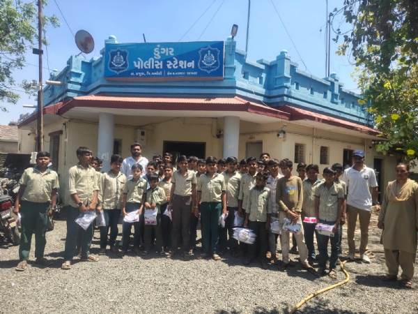 ડુંગર પોલીસ સ્ટેશનનો પ્રેરણાદાયી પ્રયાસ: વિદ્યાર્થીઓને સાયબર અને ટ્રાફિક જાગૃતિનું માર્ગદર્શન ડુંગર પોલીસ સ્ટેશનનો પ્રેરણાદાયી પ્રયાસ: વિદ્યાર્થીઓને સાયબર અને ટ્રાફિક જાગૃતિનું માર્ગદર્શન