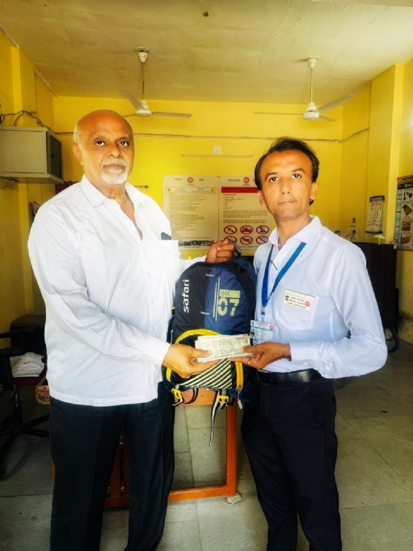 પોરબંદર સ્ટેશન પર કાર્યરત કોમર્શિયલ સુપરવાઈઝરની પ્રશંસનીય પહેલ