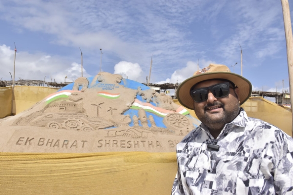 માધવપુરના મેળામાં રેત શિલ્પ અને કલાકારોની પ્રસ્તુતિ પ્રવાસીઓ માટે આકર્ષણનું કેન્દ્ર.