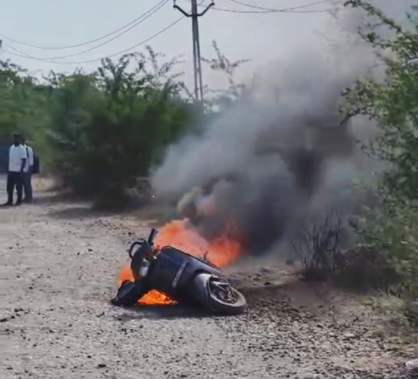 ભેરસમ ગામે ચાલતી મોપેડમાં અચાનક ભભૂકી ઉઠી આગ