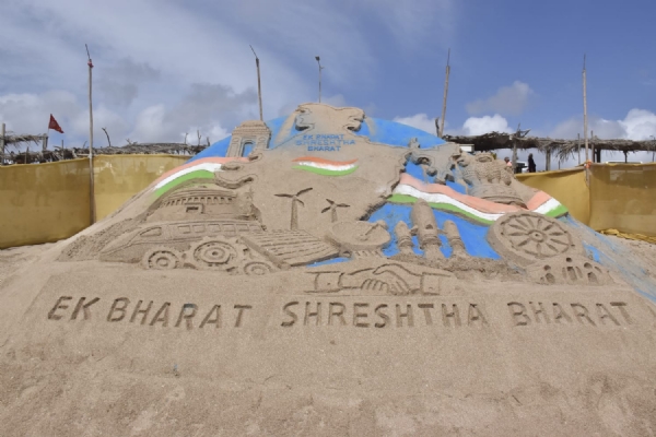 કૃષ્ણ–રુક્મિણી વિવાહ, ‘એક ભારત શ્રેષ્ઠ ભારત’ સહિત વિવિધ થીમ પર આકર્ષક રેતશિલ્પો.