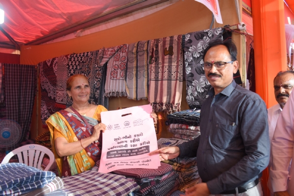 માધવપુરના મેળામાં ગ્રામ વિકાસ વિભાગના મંત્રીના હસ્તે કાપડની થેલીનું વિતરણ. માધવપુરના મેળામાં ગ્રામ વિકાસ વિભાગના મંત્રીના હસ્તે કાપડની થેલીનું વિતરણ.