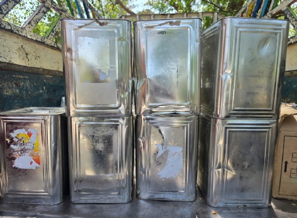 કોડીનાર ટાઉન માંથી બનાવટી (ભેળસેળ યુક્ત) ઘી ના ડબ્બા કોડીનાર ટાઉન માંથી બનાવટી (ભેળસેળ યુક્ત) ઘી ના ડબ્બા