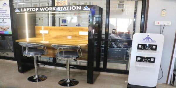 ભાવનગર એરપોર્ટ હવે હાઈટેક સુવિધાઓથી સજ્જ: પેસેન્જર્સ માટે લાઈબ્રેરી, લેપટોપ વર્ક સ્ટેશન સહિતની સુવિધાઓમાં વધારો થયો.