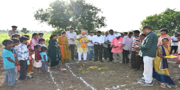 મહુવા-વાલોડ-બારડોલી વિધાનસભા વિસ્તારમાં રૂ.300 લાખના ખર્ચે ત્રણ સિંચાઈ યોજનાઓનું ખાતમુહૂર્ત કરતા મહુવાના ધારાસભ્ય મોહનભાઈ ઢોડિયા