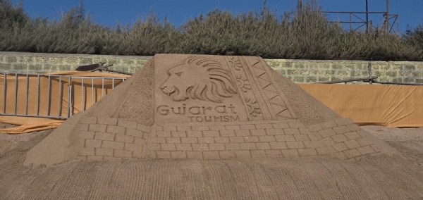 માધવપુરના મેળામાં રેત શિલ્પ અને કલાકારોની પ્રસ્તુતિ પ્રવાસીઓ માટે આકર્ષણનું કેન્દ્ર.