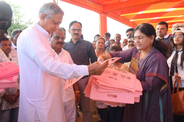 માધવપુરના મેળામાં ગ્રામ વિકાસ વિભાગના મંત્રીના હસ્તે કાપડની થેલીનું વિતરણ. માધવપુરના મેળામાં ગ્રામ વિકાસ વિભાગના મંત્રીના હસ્તે કાપડની થેલીનું વિતરણ.