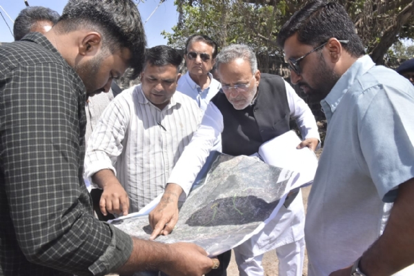 વન અને પર્યાવરણ મંત્રી  અર્જુ મોઢવાડિયાએ પોરબંદર વિસ્તારના વિવિધ વોકળા અને કેનાલના વિકાસ કાર્યોની સ્થળ પર કામગીરીની સમીક્ષા કરી.