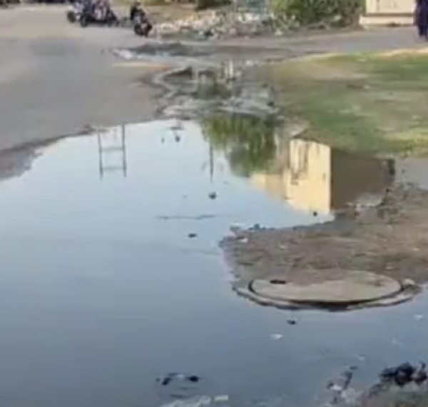 પાટણ શહેરના ખાલક્ષાપીર વિસ્તારમાં ભૂગર્ભ ગટર ઊભરાવાની સમસ્યા પાટણ શહેરના ખાલક્ષાપીર વિસ્તારમાં ભૂગર્ભ ગટર ઊભરાવાની સમસ્યા