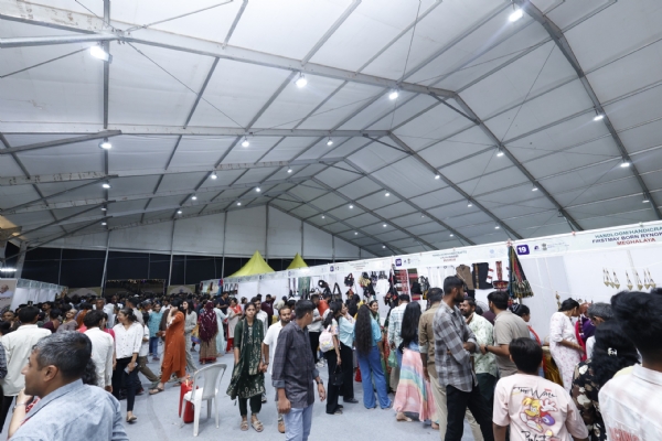 માધવપુર ઘેડના મેળામાં મોટી સંખ્યામાં લોકો ઉમટી પડયા.