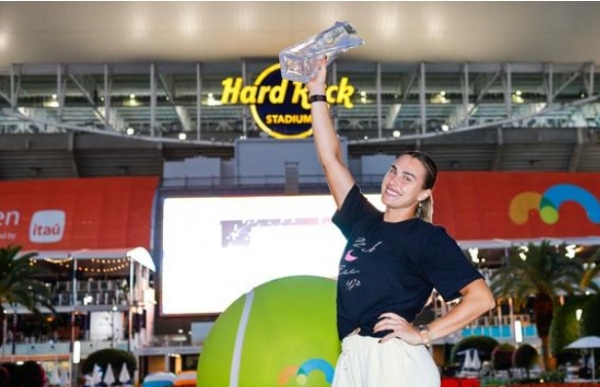 મિયામી ઓપન 2026ની ટ્રોફી સાથે સબાલેન્કા