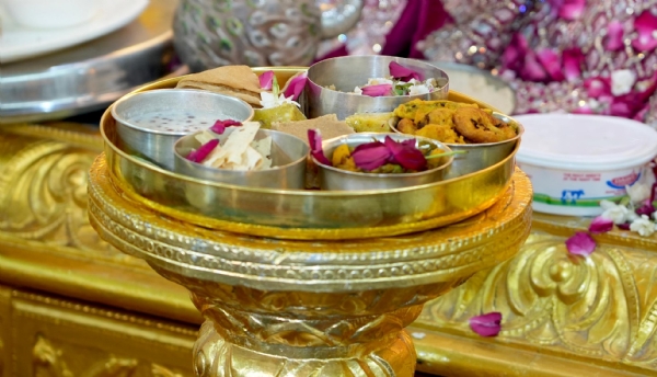 લાડોલ હરસિદ્ધિ મંદિરે સોનાનો થાળ અર્પણ, દુર્ગા અષ્ટમી નિમિત્તે ભક્તિનો ઉમંગ