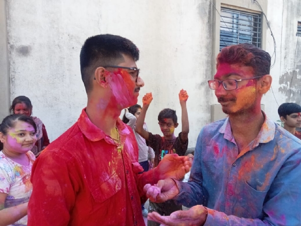 આશીર્વાદ દિવ્યાંગ પુનઃવર્સન કેન્દ્ર ખાતે દિવ્યાંગ બાળકો સાથે ધુળેટી પર્વની ઉજવણી  કરાઈ.