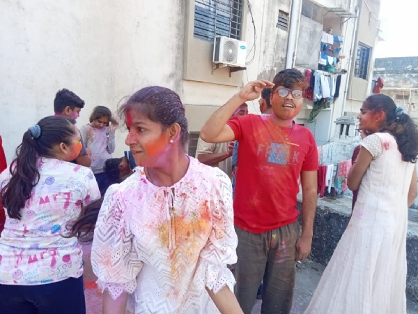 આશીર્વાદ દિવ્યાંગ પુનઃવર્સન કેન્દ્ર ખાતે દિવ્યાંગ બાળકો સાથે ધુળેટી પર્વની ઉજવણી  કરાઈ.