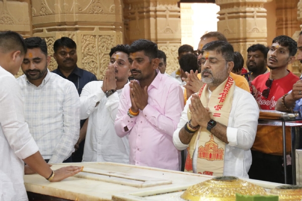 સોમનાથ દાદાને શીશ ઝૂકાવતાં મહેસૂલ રાજ્યમંત્રી સોમનાથ દાદાને શીશ ઝૂકાવતાં મહેસૂલ રાજ્યમંત્રી