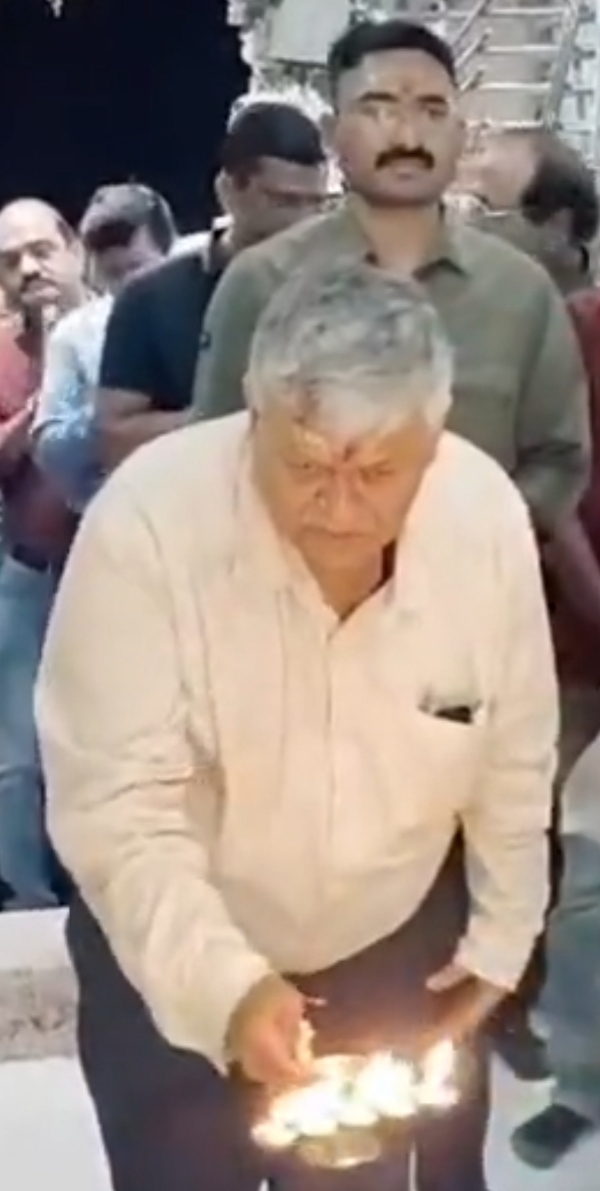 પાટણ LCB PI રાકેશભાઈ ઉનાગર અને પાટણ યુનિવર્સિટીના કુલપતિ પ્રો. કે.સી. પોરિયાની મંદિર મુલાકાત અને સન્માન