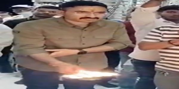 પાટણ LCB PI રાકેશભાઈ ઉનાગર અને પાટણ યુનિવર્સિટીના કુલપતિ પ્રો. કે.સી. પોરિયાની મંદિર મુલાકાત અને સન્માન