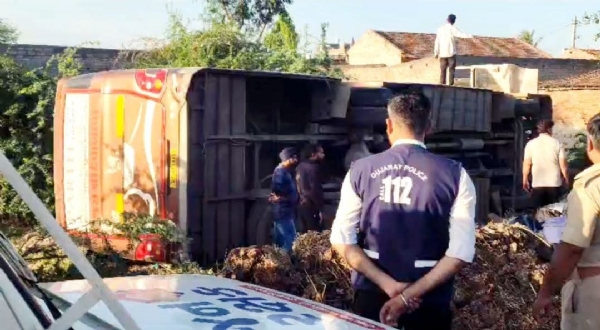 લાઠી નજીક ખાનગી બસ પલટી, સાત મુસાફરોને સામાન્ય ઈજા – વહીવટી તંત્ર તાત્કાલિક ઘટના સ્થળે દોડી આવ્યું