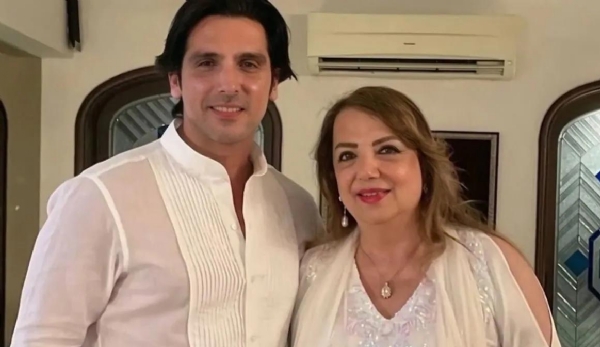 ઝાયેદ ખાનનો માતા સાથે ફાઇલ ફોટો